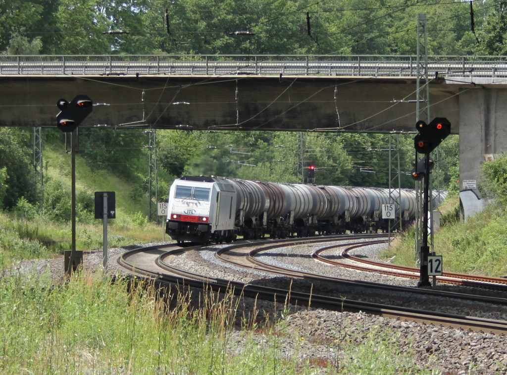 285 104 von ITL mit Kesselwagenzug am 23.06.11 bei Fulda