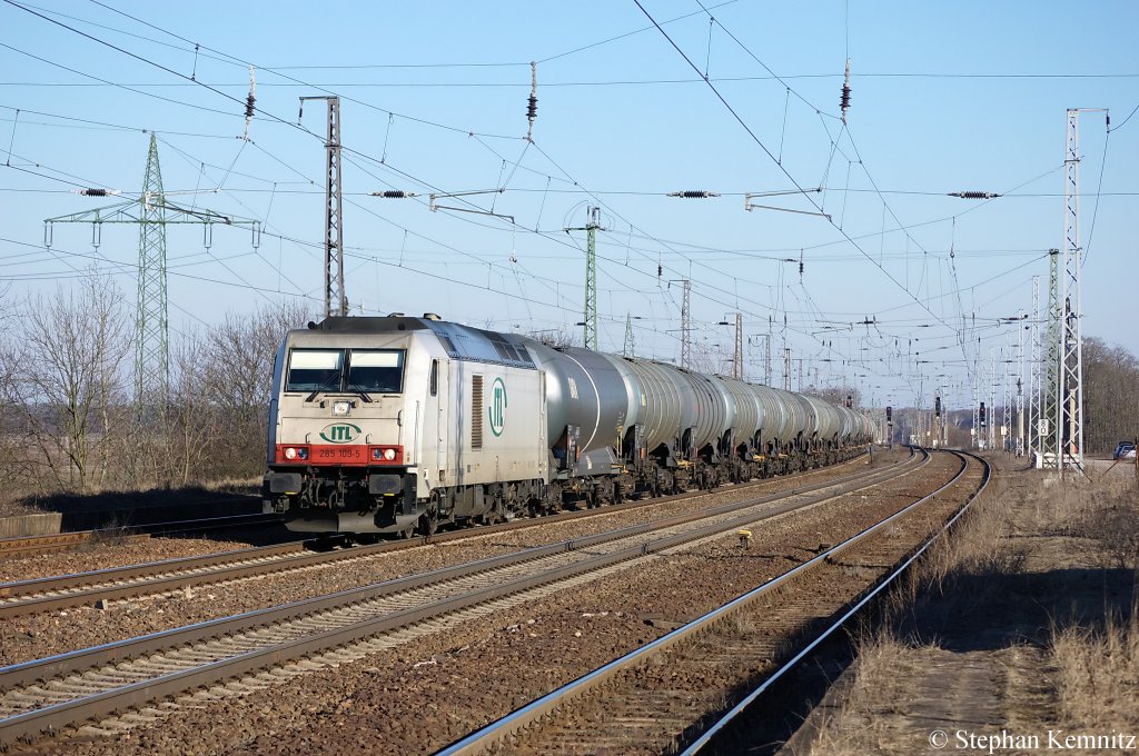 285 109-5 von der ITL mit einem Kesselzug die mit Erdldestillate oder Erdlprodukte befllt sind in Saarmund. 08.03.2011