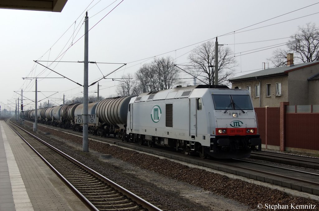 285 109-5 von der ITL mit Kesselzug in Rathenow in Richtung Wustermark unterwegs. Netten Gru zurck! 30.03.2011