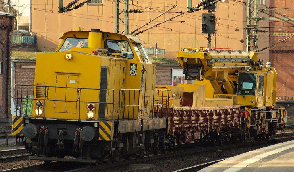 293 507-0 D-EPOOL rollte mit einem Bauzug durch den Harburger Bahnhof.