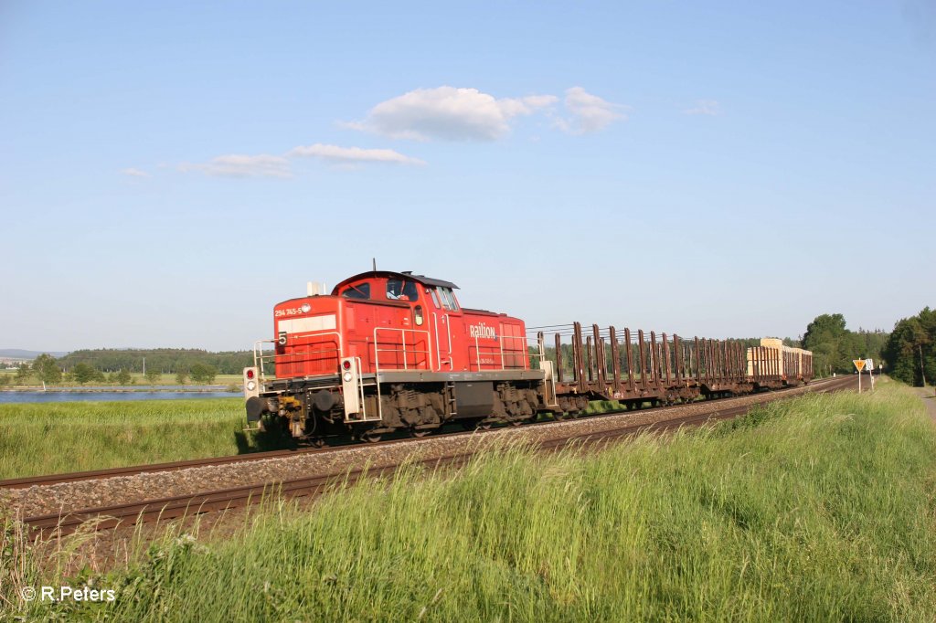 294 745-5 mit der Holzbergabe ATW Wiesau - Marktredwitz bei Oberteich. 25.05.12