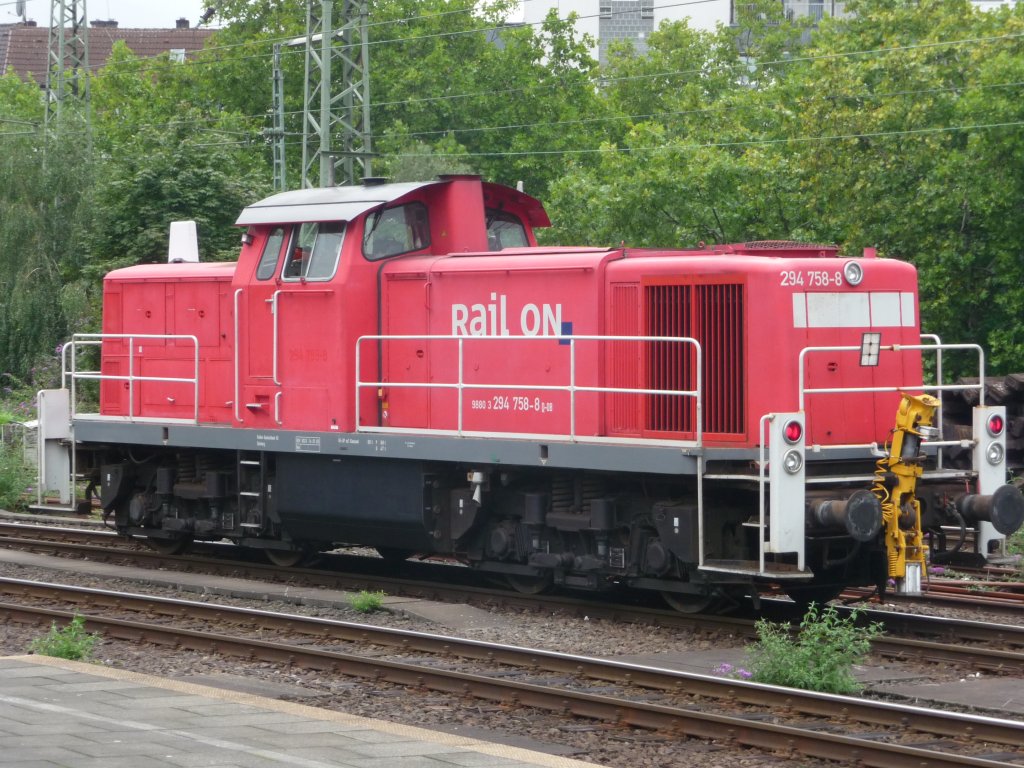 294 758 steht am 27.08.2010 auf den Gtergleisen des Dsseldorfer Hauptbahnhofs