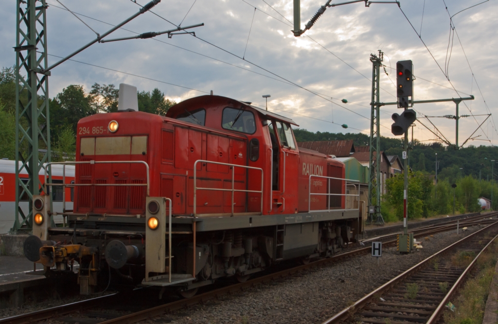 294 865-1 (V90 remotorisiert) der DB Schenker rangiert am 15.08.2012 in Betzdorf (Sieg), hier hat sie gerade Sh 1 und das Haltegebot fr Rangierfahrten ist aufgehoben. Bei diesem Hauptsignal mit zwei roten Lichtern verlischt beim Aufleuchten des Signals Sh 1 ein rotes Licht. Die Lok wurde 1973 bei MaK unter der Fabriknummer 1000640 als 290 365-6 fr die DB gebaut, 1999 Umzeichnung in 294 365-2, 2007 Remotorisierung mit MTU-Motor und Umzeichnung in 294  865-1.