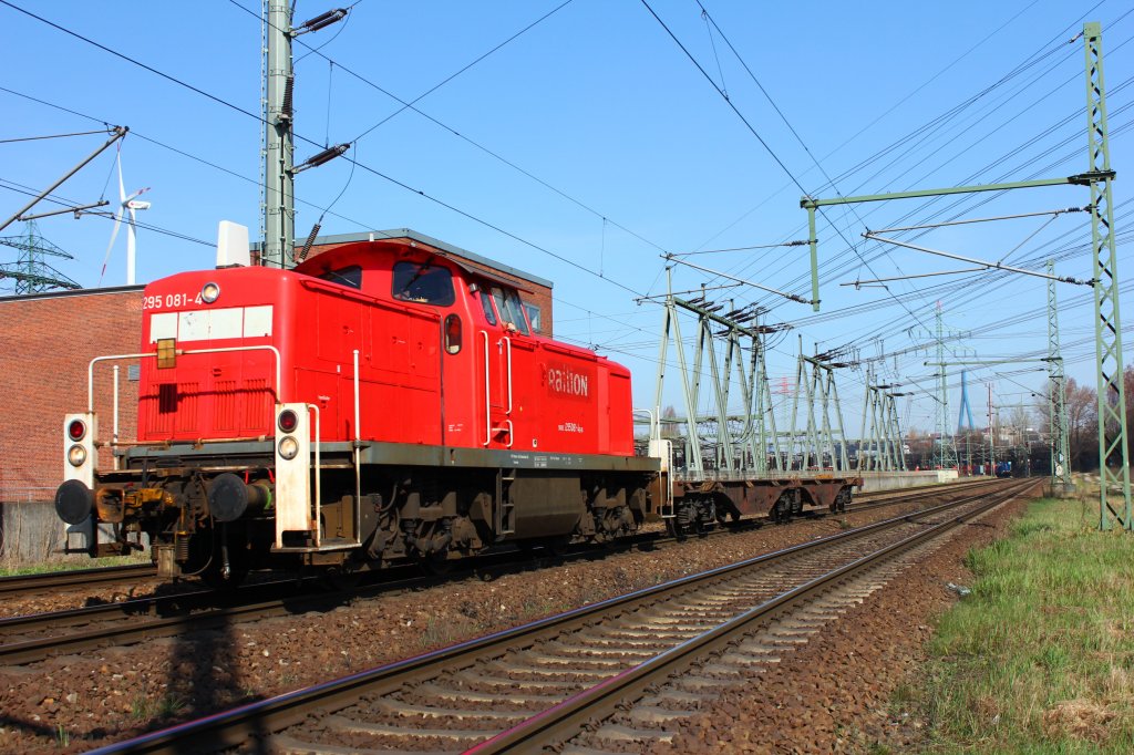 295 081-4 kommt mit einen Containerwagen von boxxpress auen Hamburger Hafen am 28.03.2012