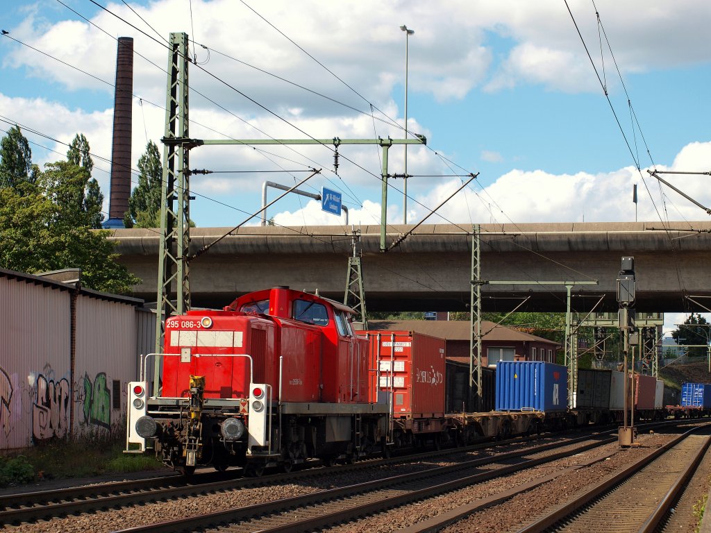 295 086-3 mit einem kurzen Gterzug in Hamburg-Harburg am 5.9