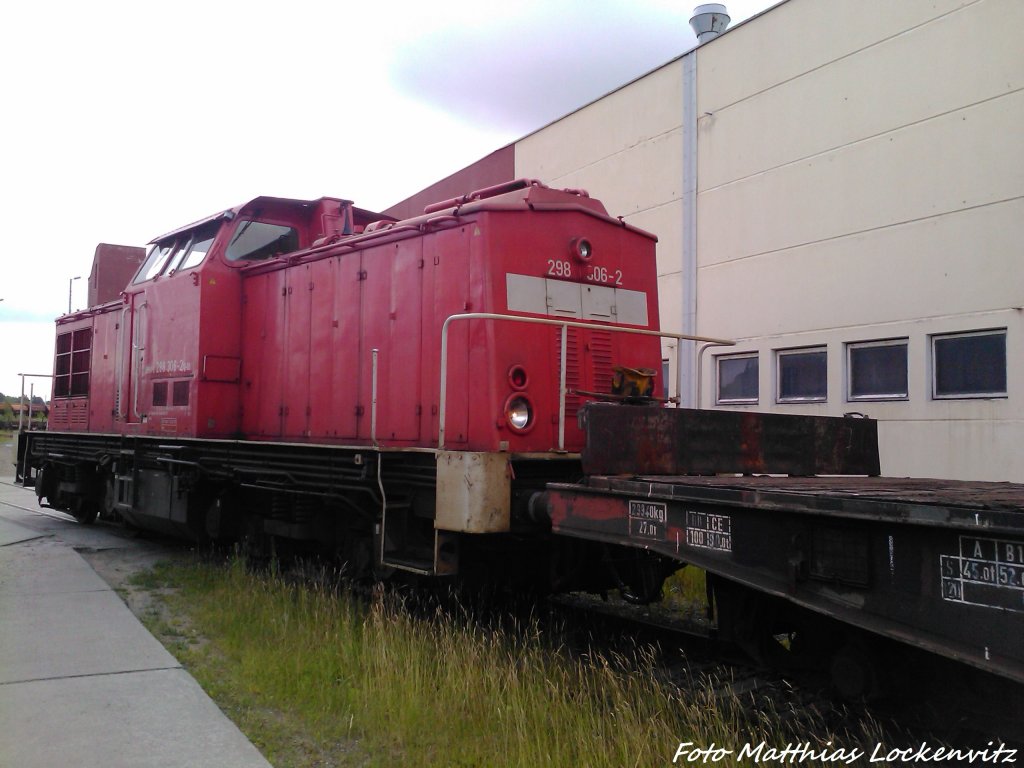 298 306-2 beim Rangieren in Mukran am 27.6.13