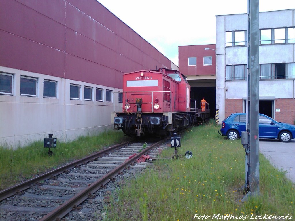 298 306-2 beim Rangieren in Mukran am 27.6.13