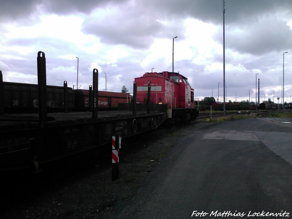 298 306-2 beim Rangieren in Mukran am 27.6.13