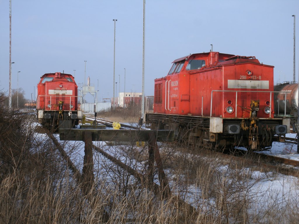 298 316-1 und 298 313-8,am 26.Januar 2013,in der Einsatzstelle Mukran.