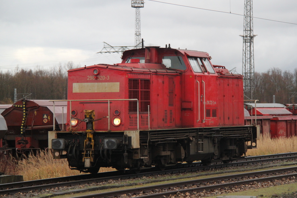 298 320-3 als Leerfahrt von Rostock-Hinrichsdorfer Str.zum Rostocker berseehafen bei der Durchfahrt in Rostock-Toitenwinkel am 30.11.2012