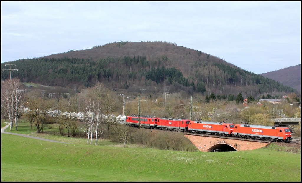 2x 152er und 2 MEG Loks mit Zementzug am 14.04.13 in Gemnden