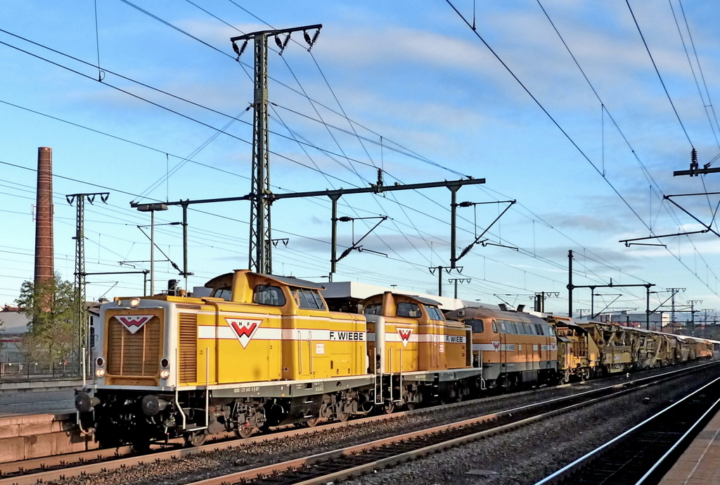 2x 212 und eine 216er mit Bauzug am 09.11.10 im letzten Licht in Fulda