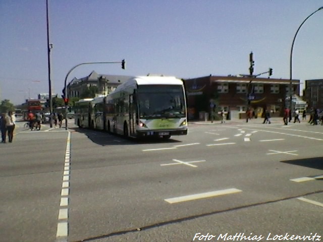 3-Teiliger Gelenkbus des Hamburger Cityverkehr (HVV) am Hbf am 8.6.13