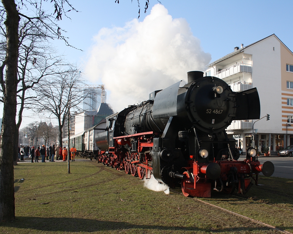 
30.01.2011 Fahrtag der Historische Eisenbahn Frankfurt e.V. auf der Frankfurter Hafenbahn am Mainufer mit der 52 4867. Die Güterzug-Dampflokomotive 52 4867 wurde 1943 bei Maschinenbau und Bahnbedarf AG, Potsdam-Babelsberg, (Fabr.-Nr. 13931) gebaut. Nach dem Krieg blieb sie in Österreich (ex ÖBB 152.4867), 1970 kam sie zur GKB  und 1980 kaufte die HEF die Lok.