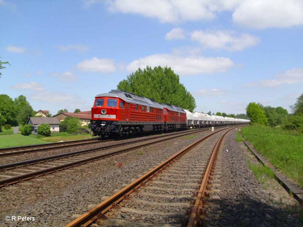 315 und 314 mit umgeleiteten Zementzug nach Regensburg Ost bei Schnfeld. 04.06.10