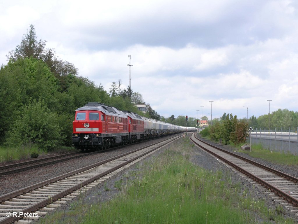 315 und 318 zieht ein Zementzug durch Wiesau/Oberpfalz. 27.05.10