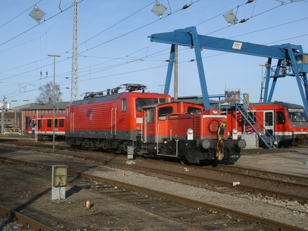 333 670-8 holte 112 133-4,am 28.Dezember 2012,im Bh Rostock ab.