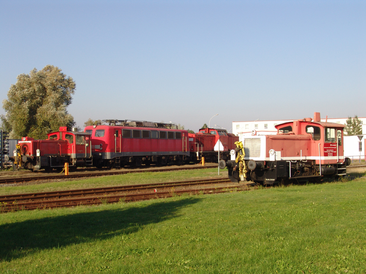 333 673-2,139 250-5 und 298 080-3 und recht´s die WerklokIII abgestellt im Kombiwerk Rostock-Seehafen.(09.10.10)