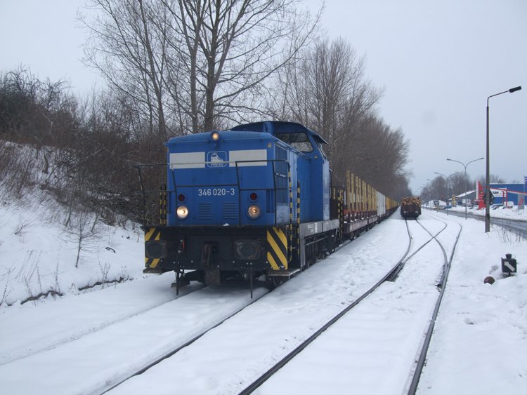 346 020-3 steht mit dem Leerzug von Stendal-Niedergrne in 
Hhe Carl Hopp Str.in Rostock.(22.02.10)Fotografiert von I.Pavel 