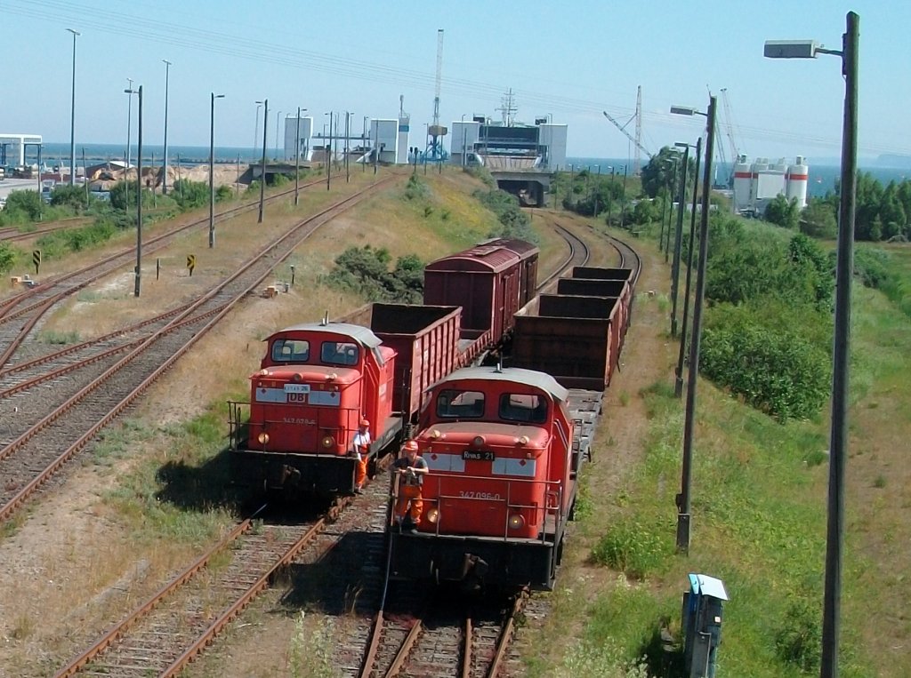 347 079 links und 347 096 brachten am 14.Juli 2010 nicht viele Wagen von Fhre in Mukran.