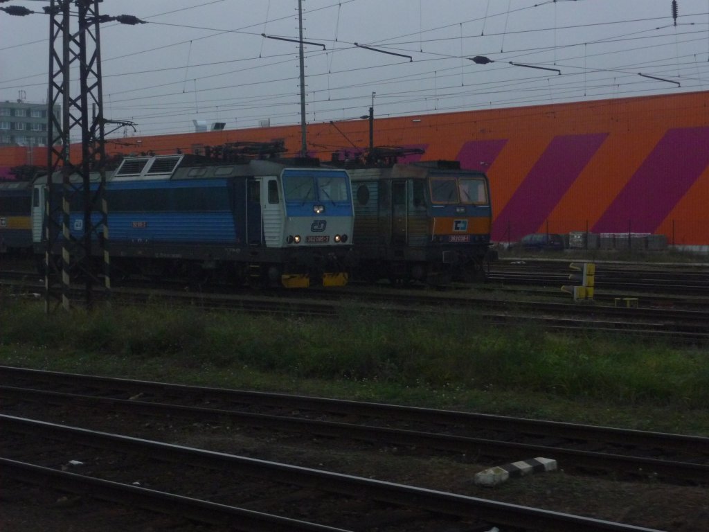 362 082 und 363 038 stehen am Abend des 29.10.2011 in Plzen. Sichtungsbild aus dem fahrenden Zug.