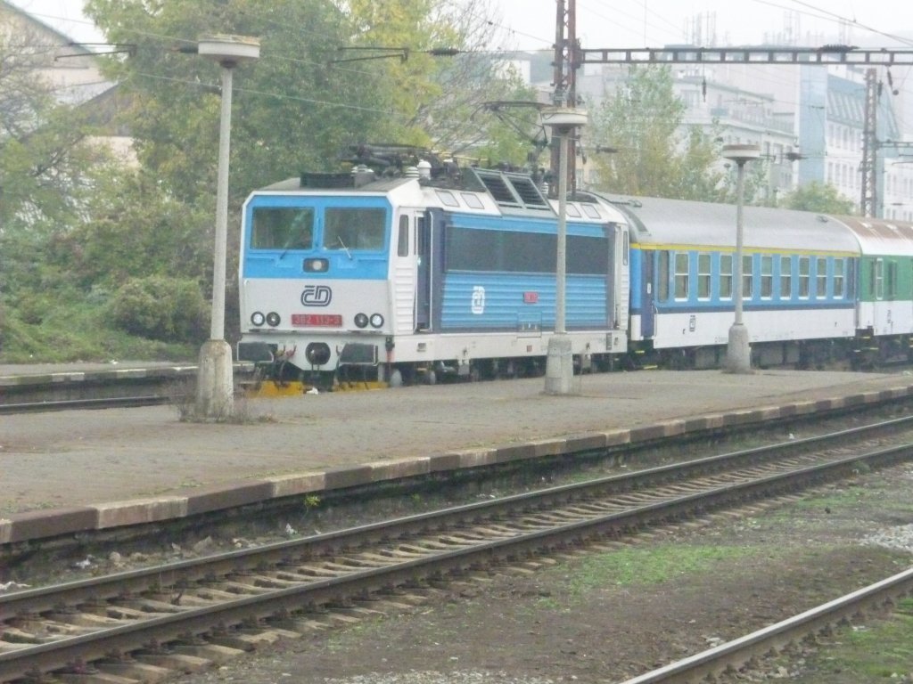 362 113 erreicht am 01.11.2011 den Bahnhof Praha-Vrsovice. Die Lok ist schon im neuen  Najbrt -Schema lackiert.