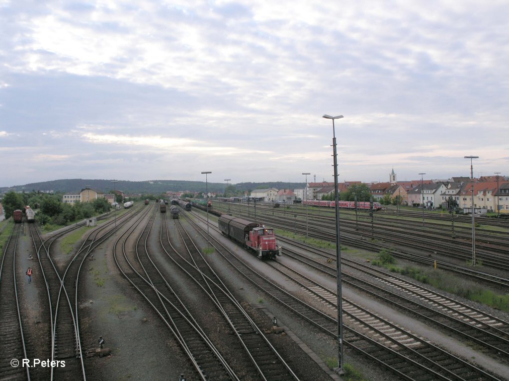 363 651-1 rangiert mit 2 Gedeckte Gterwagen in Schwandorf. 26.05.10