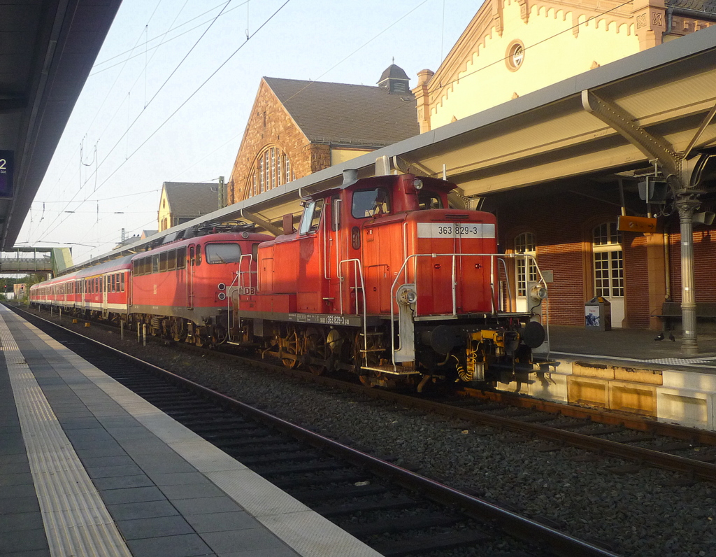 363 829-3 zieht gleich 110 436-3 mit ihrer Regionalzuggarnitur in die Abstellanlage von Gieen (10.07.10)