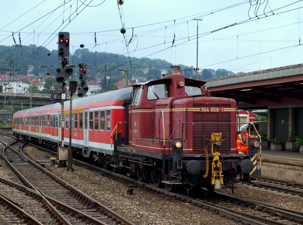 364 858-1 rangierte am 5.8 mit einer kleine N-Wagen Garnitur im Bahnhof Ulm herum.