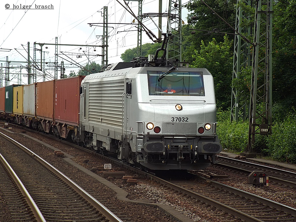 37032 der sncf auch fretchen genannt,fuhr mit einen intermodal am 25.06.13 durch harburg