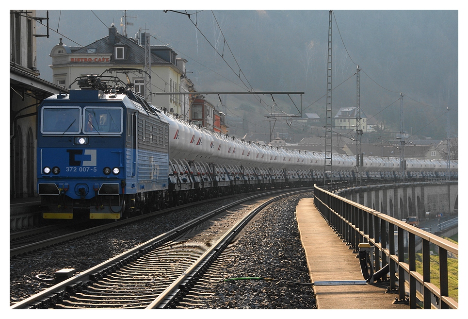 372 007 mit ein Leeren Zementzug in Knigstein 