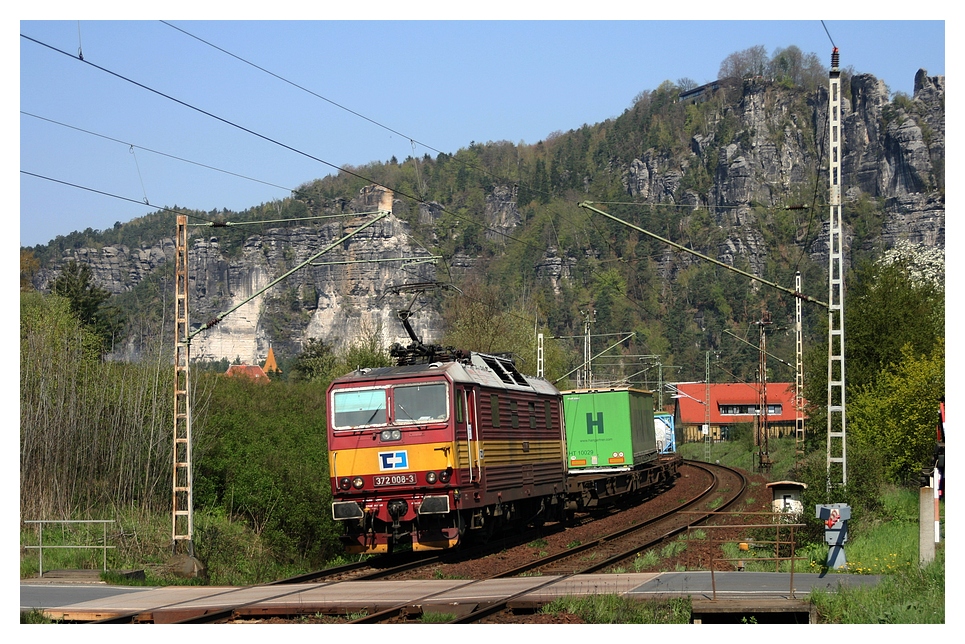 372 008-3 mit ein gemischen Gterzug unterwegs nach Decin in  Kurort Rathen am 24.04.08