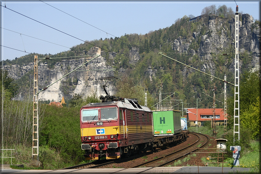 372 008 mit einem gemischen Gterzug in Rathen auf den weg nach Decin