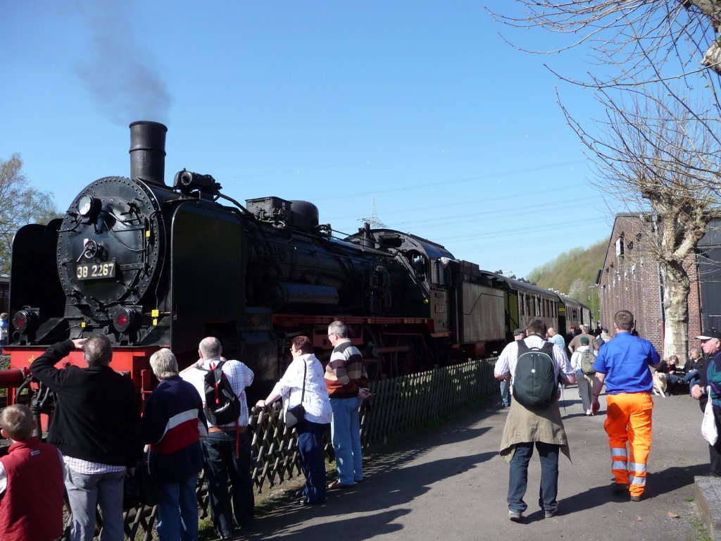 38 2267 mit einem Sonderzug im DGEG-Museum Bocum-Dahlhausen am 18.04.2010.