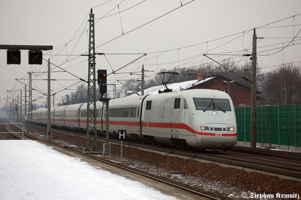 401 002-1 als ICE 872 von Basel SBB nach Berlin Ostbahnhof in Rathenow. 28.01.2012