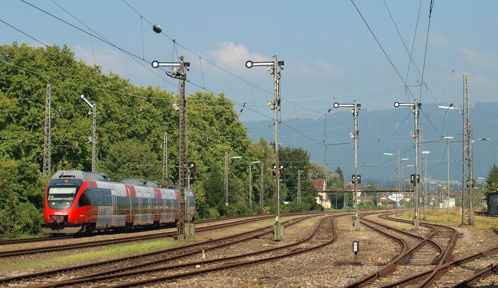 4024 026-9 der S-Bahn Vorarlberg fuhr als R 5598 von Bludenz nach Lindau durch Lindau-Reutin am 1.8.11.