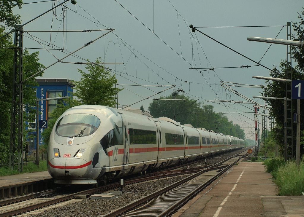 403 012  Montabauer  bretterte als ICE 502 von Basel SBB nach Dortmund HBF durch Forchheim bei Karlsruhe am 26.4.11.