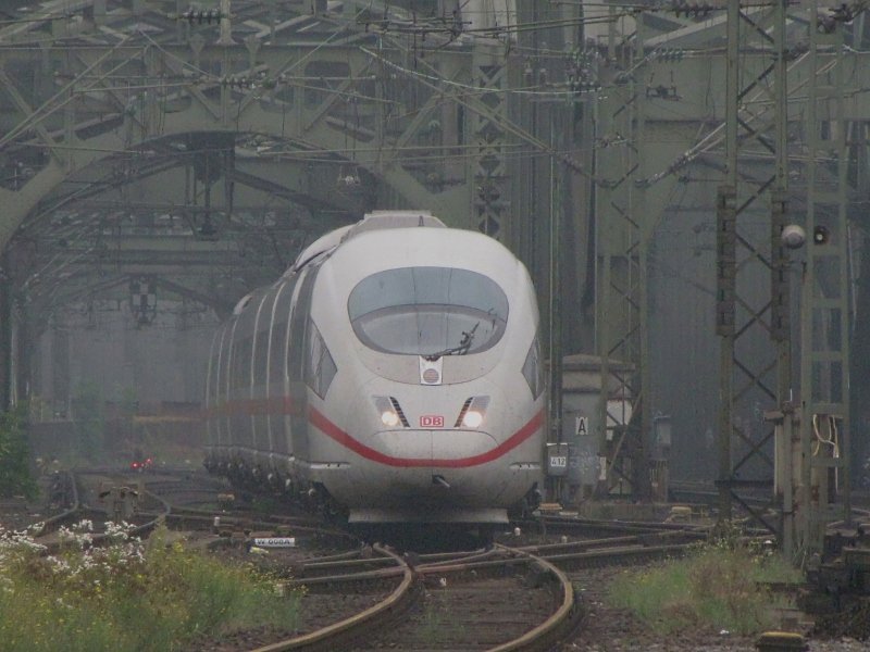 403 025 am 08.08.09 auf der Hohenzollernbrcke in Kln. (fotografiert vom Kln Deutzer Bahnhof aus)