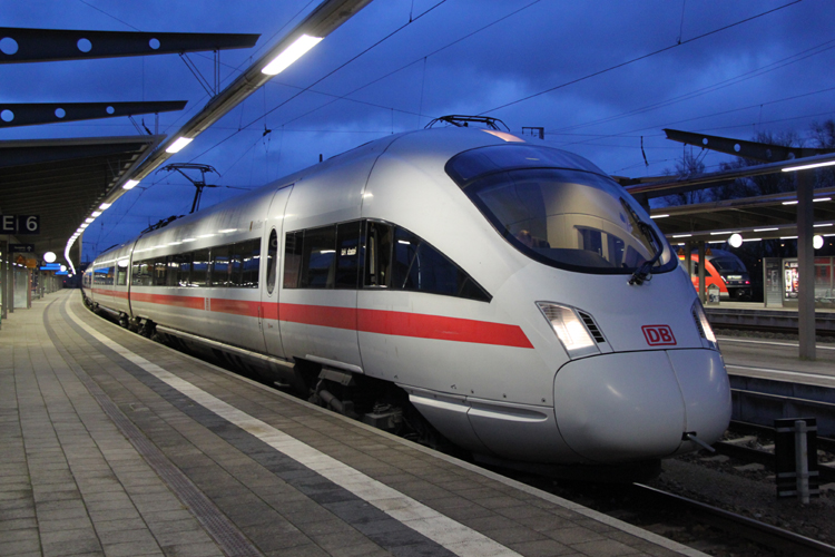 411 019-3 als ICE 1611 von Warnemnde nach Mnchen Hbf kurz vor der Abfahrt nach Warnemnde im Rostocker Hbf.17.12.2011 