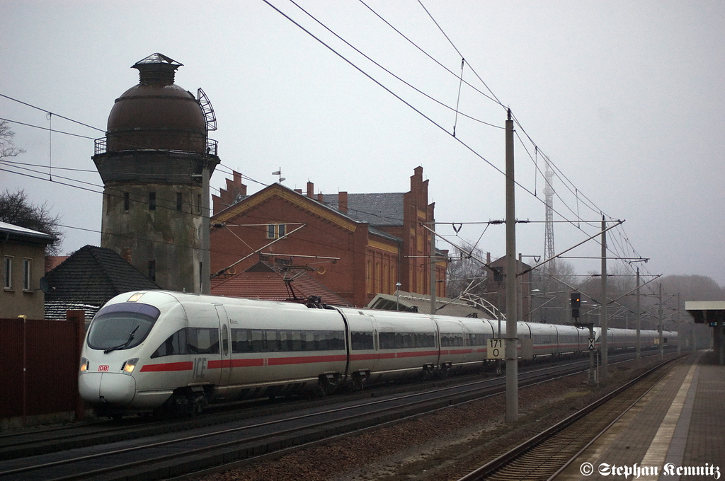 411 027-6  Weimar  als ICE 1548 von Berlin Ostbahnhof nach Kln/Bonn Flughafen & 411 084-7  Kaiserslautern  als ICE 1538 von Berlin Ostbahnhof nach Kln Hbf in Rathenow. 24.01.2012