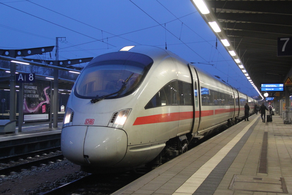 411 081-3 Horb am Neckar  als ICE 1509 von Warnemnde nach Mnchen Hbf beim Fahrgastwechsel im Rostocker Hbf Abfahrt war pnktlich 08:01 Uhr.
02.02.2013