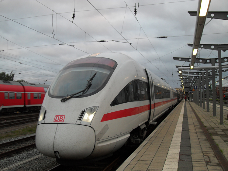 411 576-2 als ICE 1609 von Rostock Hbf Richtung Mnchen Hbf kurz nach der Bereitstellung im Rostocker Hbf(21.09.10)