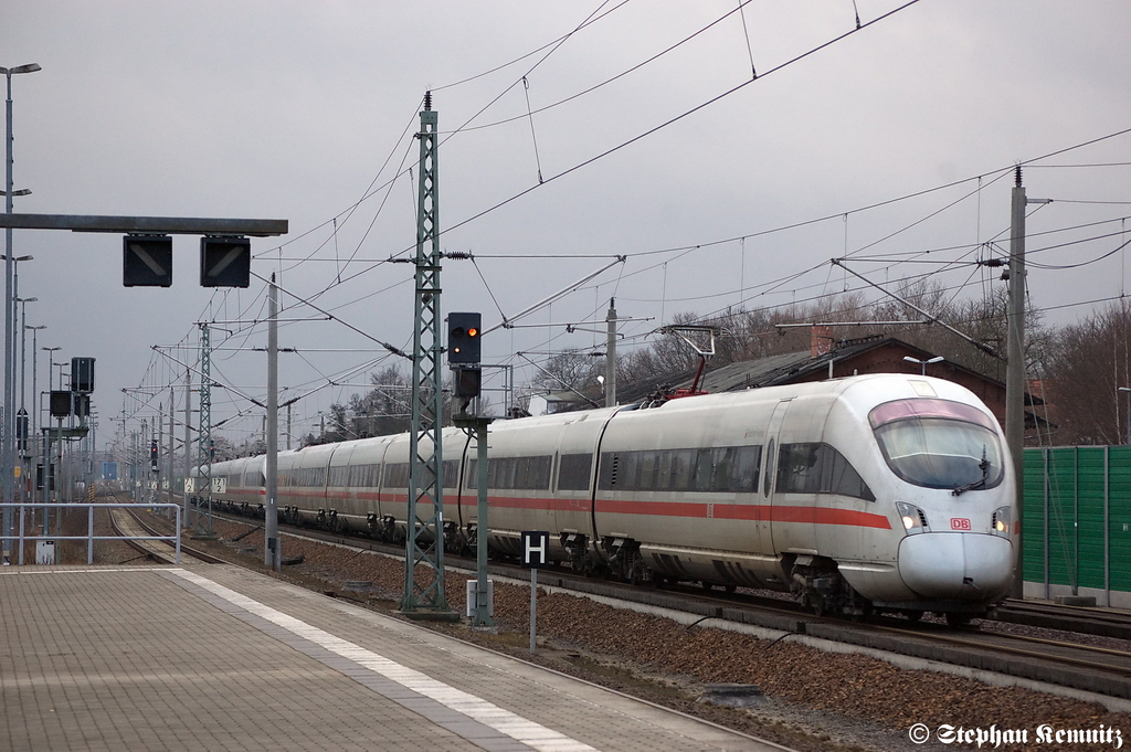 411 581-2  Horb am Neckar  als ICE 1539 von Kln Hbf nach Berlin Ostbahnhof & 411 577-0  Rathenow  als ICE 1549 von Dsseldorf Hbf nach Berlin Ostbahnhof in Rathenow. Damit ist 411 077/577 mal wieder in seiner Heimat :D 24.02.2012