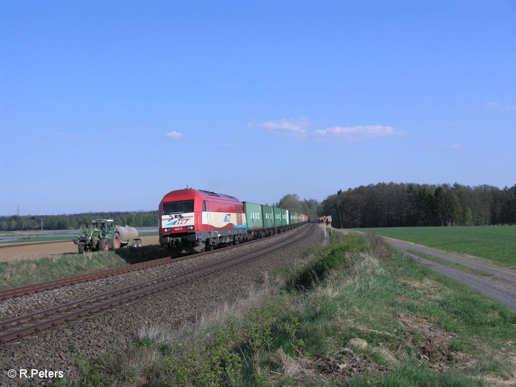 420 13 zieht bei Oberteich ein Containerzug nach Hof. 21.04.09