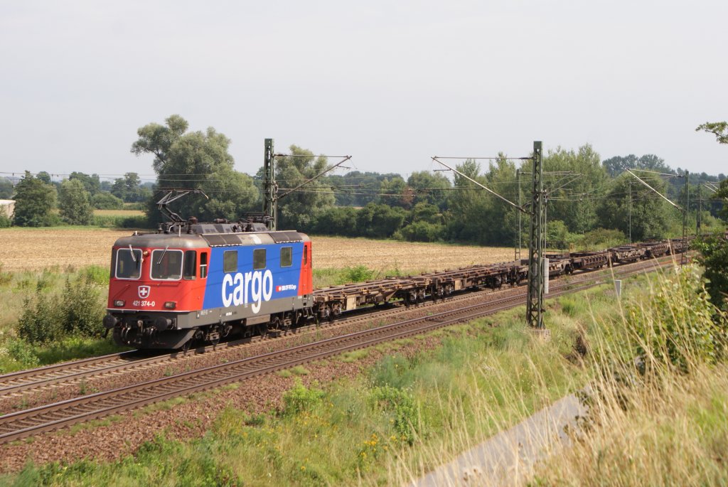 421 374-0 mit einem leeren Containerzug  in Nauheim (bei Gro Gerau) am 03.08.201