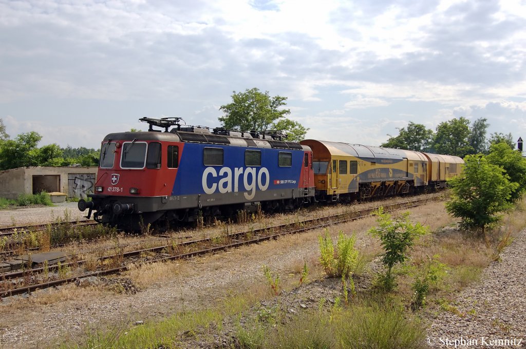 421 378-1 SBB Cargo Deutschland GmbH steht zusammen mit der V 2104 und den Schleifzug in Rathenow abgestellt. 20.06.2011