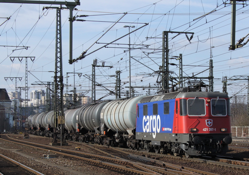 421 397-1 mit Kesselwagen am 23.03.11 in Fulda