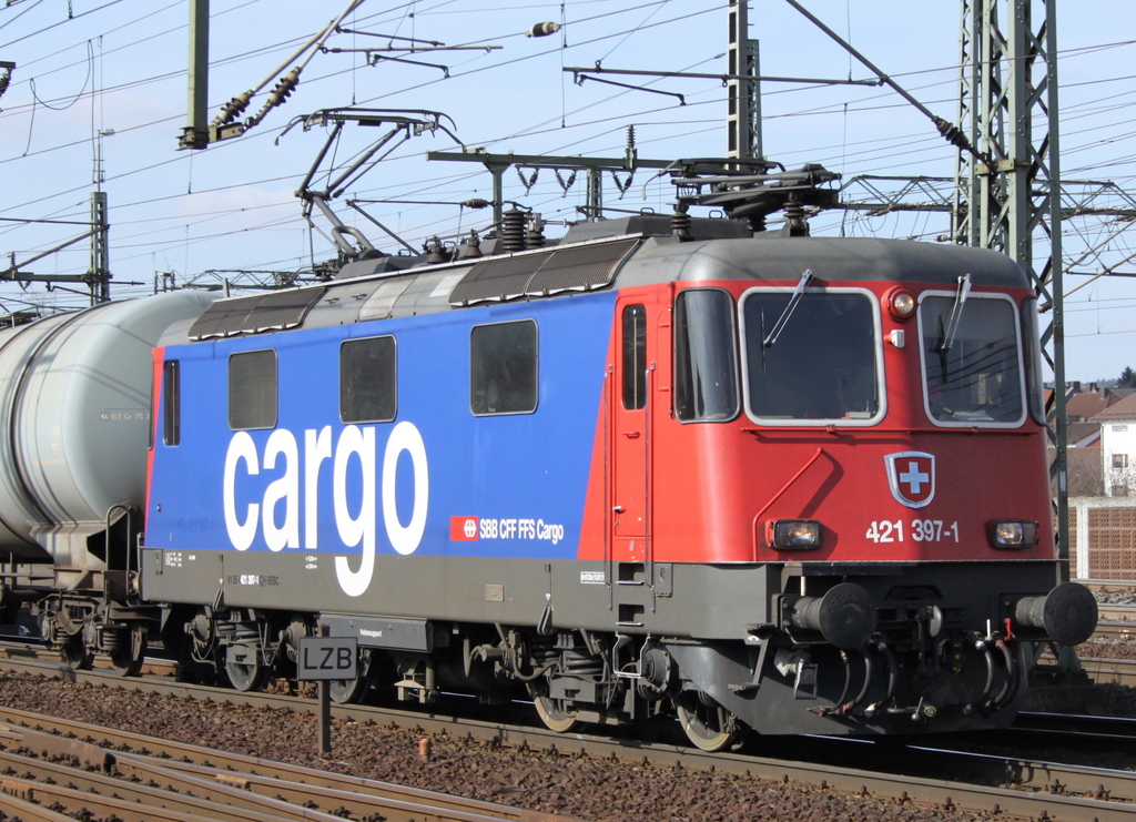 421 397-1 mit Kesselwagen am 23.03.11 in Fulda

