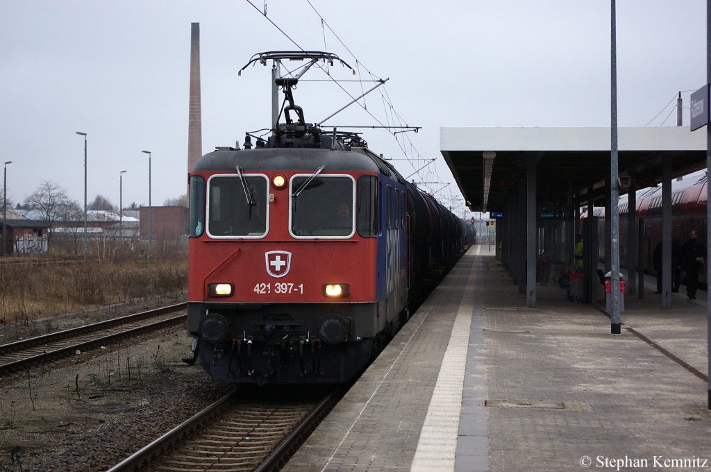 421 397-1 von der SBB Cargo Deutschland GmbH mit einem Kesselzug in Rathenow. 21.01.2011