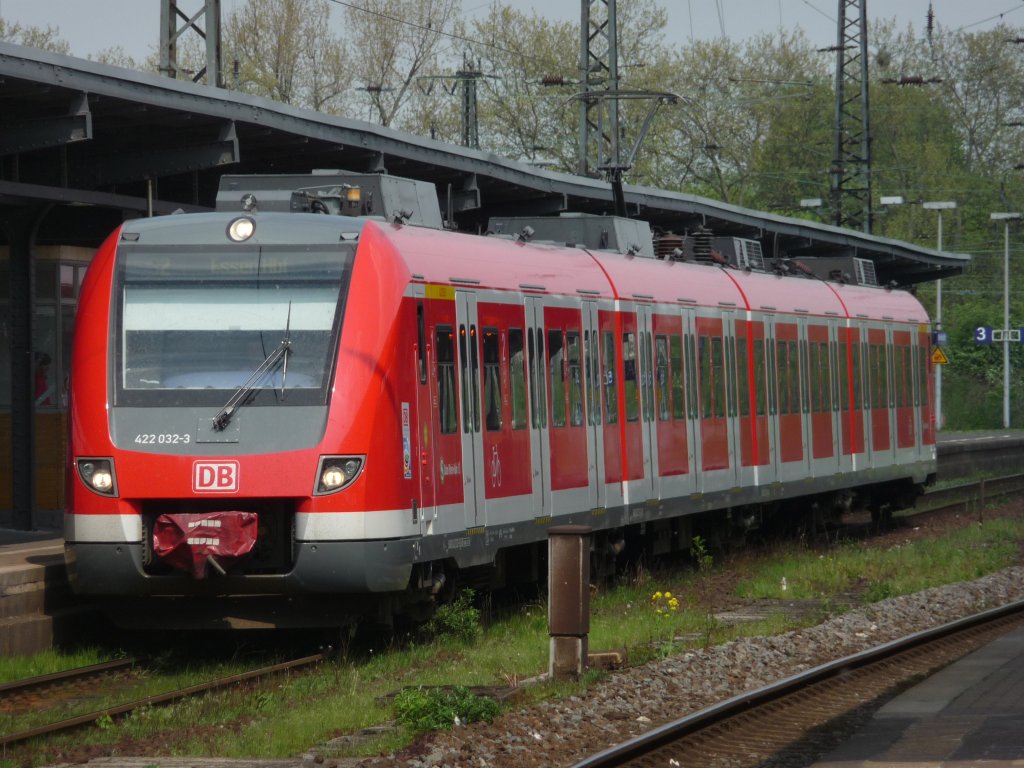 422 032 am 21.04.2011 in Wanne-Eickel.
S2 -> Essen Hauptbahnhof